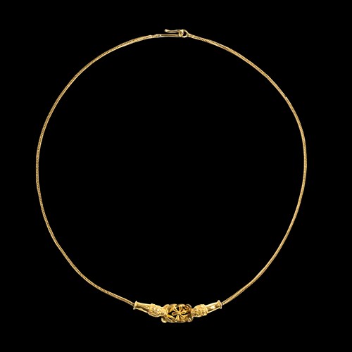 ZOLOTAS. La Chrysothèque. An 18k gold necklace with Herakles knot.